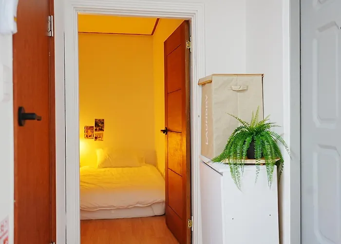 Near Lotte World, Kspo Dome, Coex, Olympic Park, 2 Rooms, 2 Queen Beds, 1 Super Single Bed, 5 People