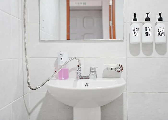 Near Lotte World, Kspo Dome, Coex, Olympic Park, 2 Rooms, 2 Queen Beds, 1 Super Single Bed, 5 People * Сеул