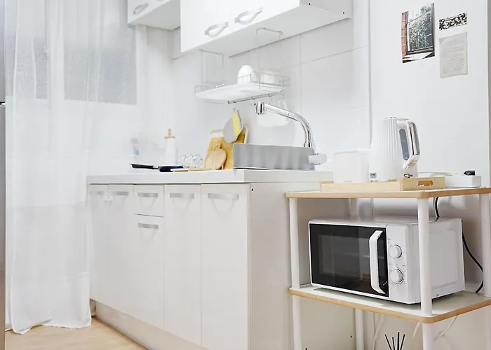 Апартаменты Near Lotte World, Kspo Dome, Coex, Olympic Park, 2 Rooms, 2 Queen Beds, 1 Super Single Bed, 5 People Сеул