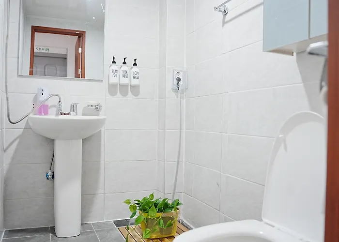 Near Lotte World, Kspo Dome, Coex, Olympic Park, 2 Rooms, 2 Queen Beds, 1 Super Single Bed, 5 People * Сеул