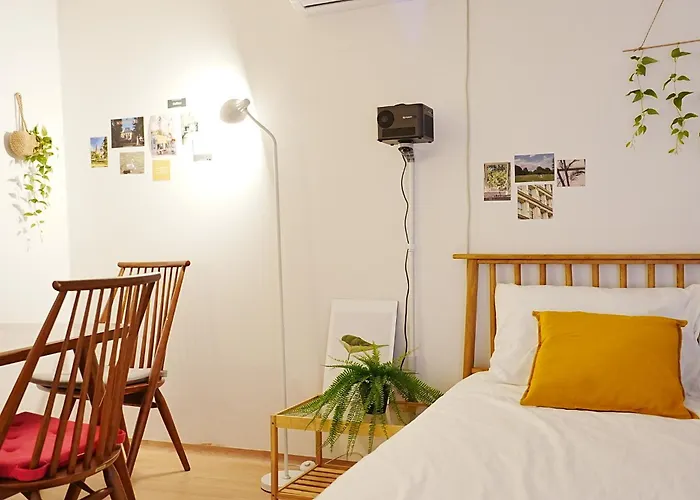 Near Lotte World, Kspo Dome, Coex, Olympic Park, 2 Rooms, 2 Queen Beds, 1 Super Single Bed, 5 People Апартаменты