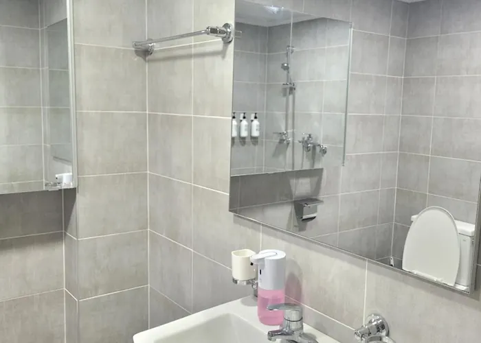 Near Lotte World, Kspo Dome, Coex, Olympic Park, 2 Rooms, 2 Queen Beds, 1 Super Single Bed, 5 People *