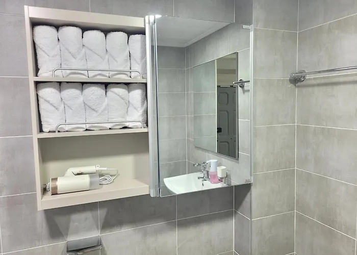 Near Lotte World, Kspo Dome, Coex, Olympic Park, 2 Rooms, 2 Queen Beds, 1 Super Single Bed, 5 People Апартаменты *