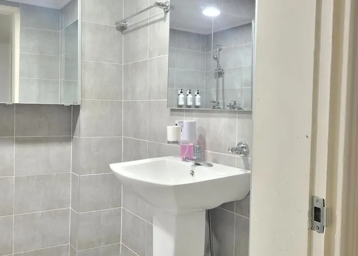 Апартаменты Near Lotte World, Kspo Dome, Coex, Olympic Park, 2 Rooms, 2 Queen Beds, 1 Super Single Bed, 5 People *