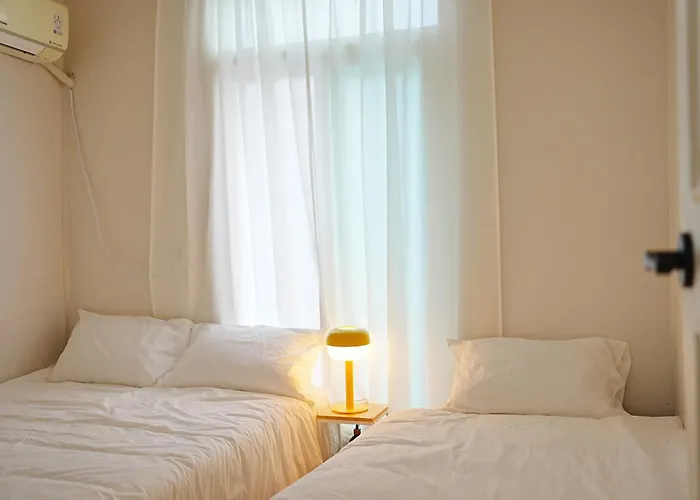 Апартаменты Near Lotte World, Kspo Dome, Coex, Olympic Park, 2 Rooms, 2 Queen Beds, 1 Super Single Bed, 5 People