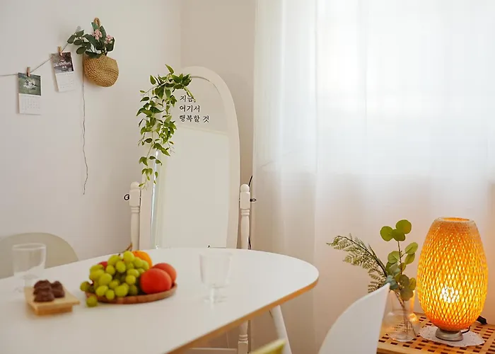 Near Lotte World, Kspo Dome, Coex, Olympic Park, 2 Rooms, 2 Queen Beds, 1 Super Single Bed, 5 People Сеул